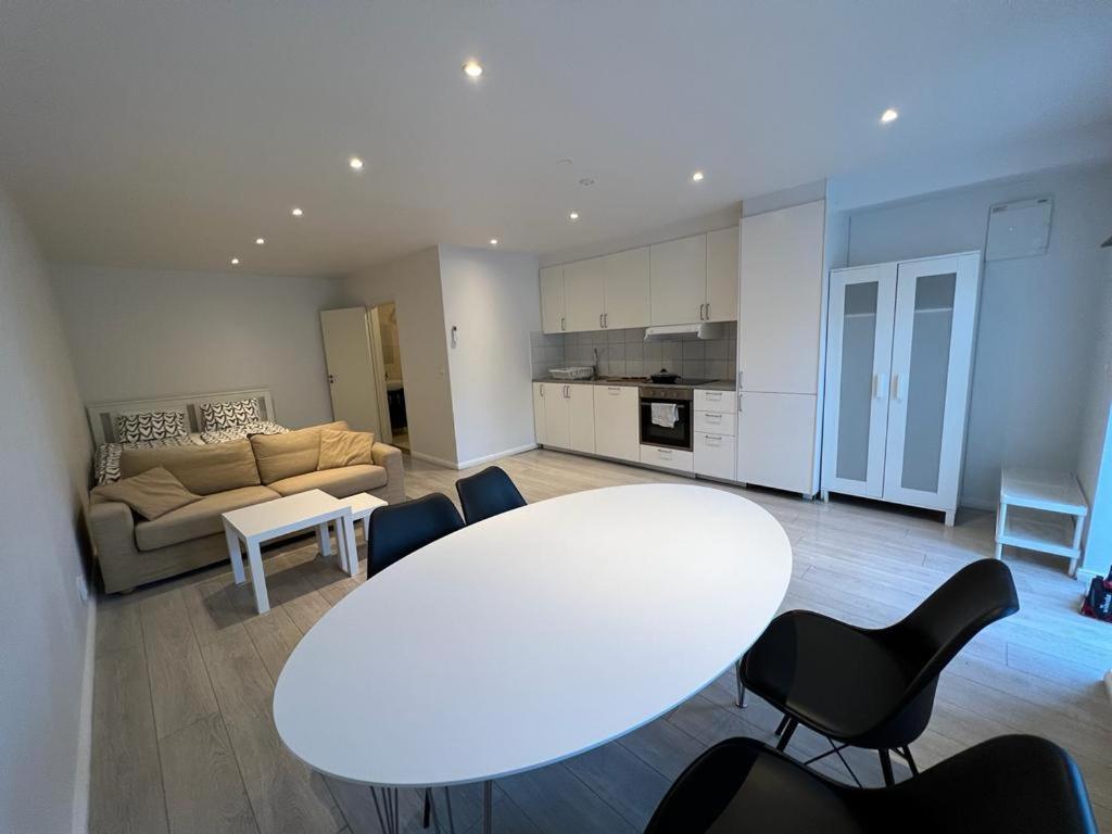 Newly Furnished Apartment Close To Beach. Abbekas Bagian luar foto